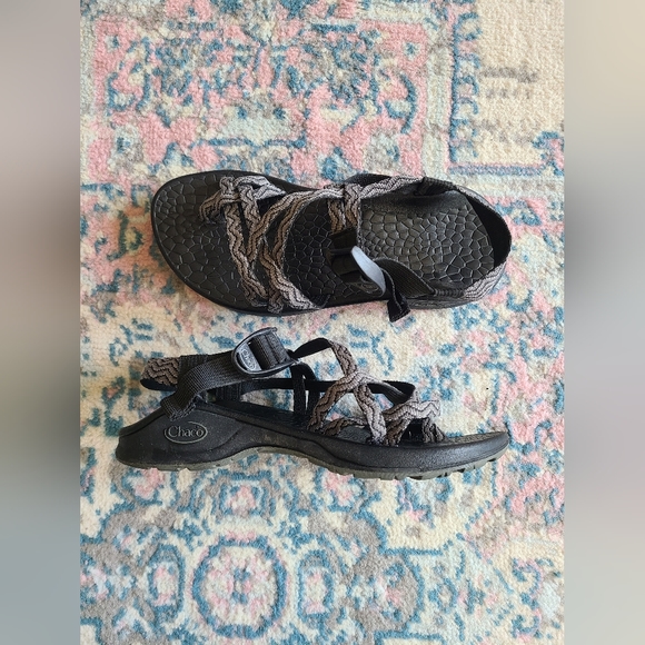 CHACO Black & Grey Toe Loop Women's Sport Hiking Water‎ Sandals Size 6 - Picture 1 of 11